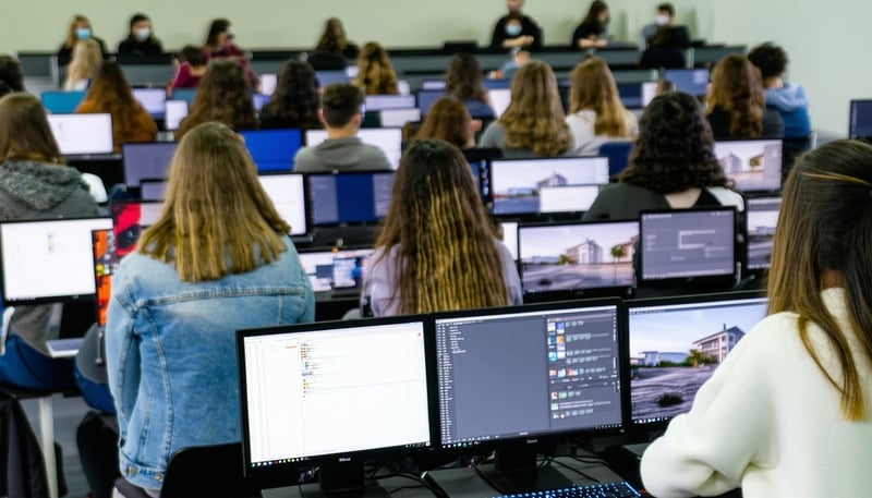 Estudiantes participando en clases virtuales de Continental International University Estudiantes participando en clases virtuales de Continental International University
